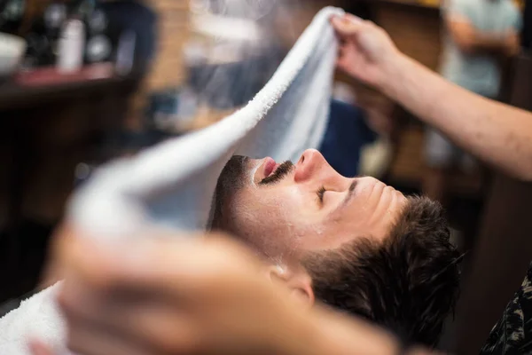 Barber Bedekt Het Gezicht Van Een Man Met Een Hete — Stockfoto