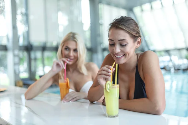 Duas Mulheres Bonitas Relaxando Piscina Com Cocktails Pool Bar Destino — Fotografia de Stock