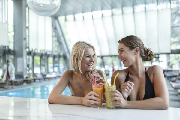 Two Attractive Young Women Enjoying Swimmer Pool Cocktails Couple Drinking — Fotografia de Stock