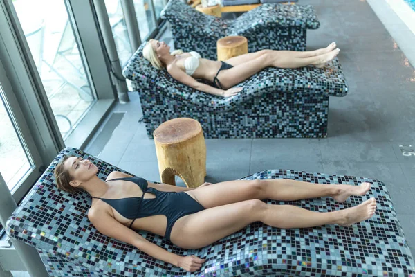 Jeunes Femmes Relaxant Dans Sauna Vapeur Femmes Corps Mince Peau — Photo