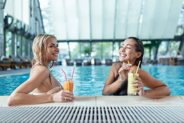 Poolside Friends Relaxing Having Healthy Drinks Sensual Young Women Relaxing — Fotografia de Stock