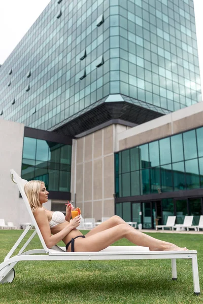 Lady Lying Sun Bed Enjoying Her Cocktailat Hotel Spa Resort — Foto Stock
