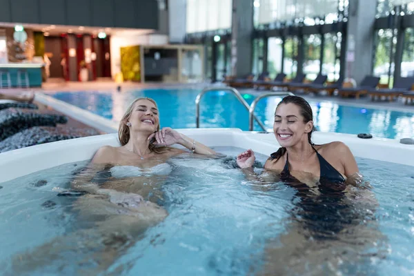 Dos Mujeres Jóvenes Disfrutando Relajándose Tubo Caliente Spa —  Fotos de Stock