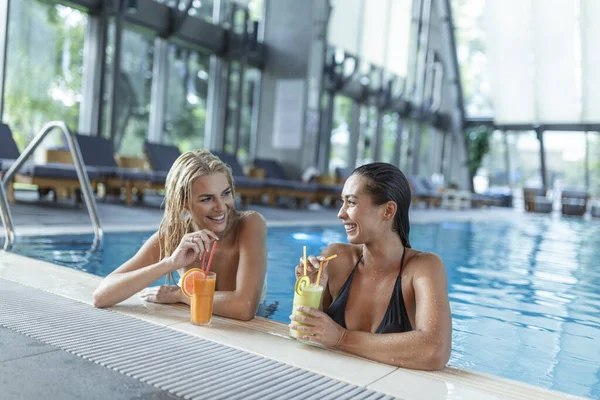 Amigos Piscina Relaxantes Tendo Bebidas Saudáveis Sensuais Jovens Mulheres Relaxando — Fotografia de Stock