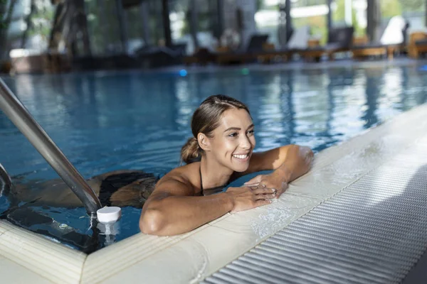 Atractiva Joven Bikini Relajándose Agua Piscina Cubierta —  Fotos de Stock