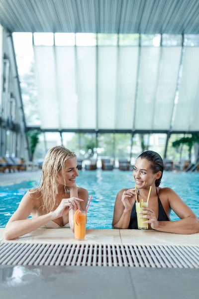 Poolside Friends Relaxing Having Healthy Drinks Sensual Young Women Relaxing — Fotografia de Stock