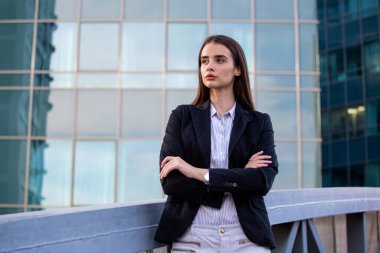 Başarılı bir iş kadınının portresi. Şehir ortamında güzel genç bir kadın yönetici.