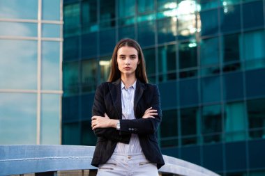 Başarılı bir iş kadınının portresi. Şehir ortamında güzel genç bir kadın yönetici.
