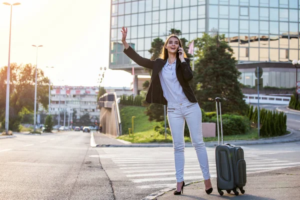 Smiling Young Woman Tries Stop Taxi Calling Taxi — Stockfoto