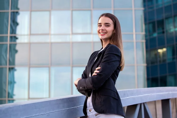 Retrato Uma Mulher Negócios Bem Sucedida Sorrindo Jovem Executiva Bonita — Fotografia de Stock