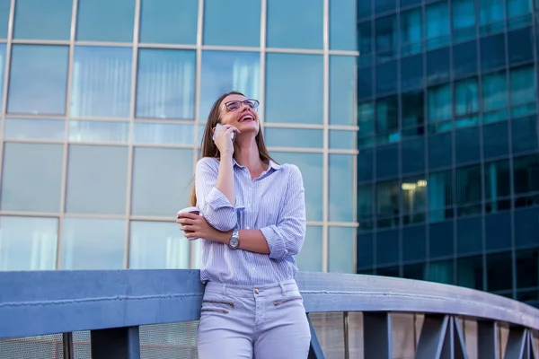 Executive Business Woman Pratar Mobil Smartphone Och Dricka Kaffe Från — Stockfoto