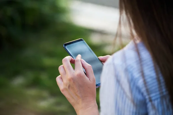 Primer Plano Las Manos Las Mujeres Sosteniendo Teléfono Celular Con — Foto de Stock