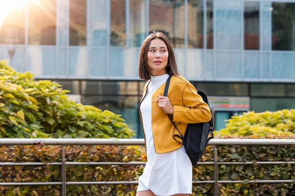 Asian Woman Walking Street Sunny Summer Day Summer Sunny Lifestyle — Stockfoto