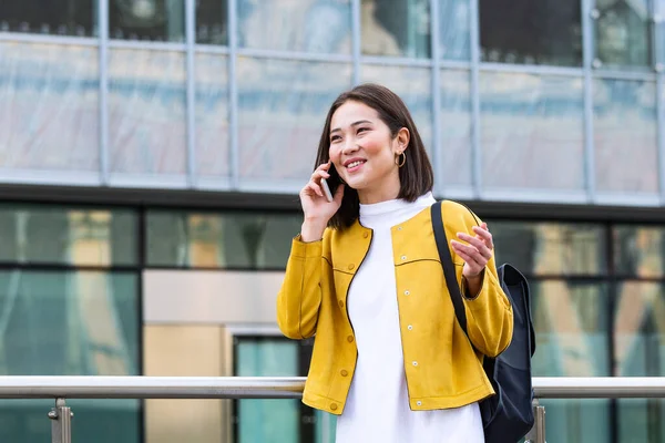 Asyalı Neşeli Genç Bayan Caddede Yürüyor Telefonla Arıyor Asyalı Bir — Stok fotoğraf
