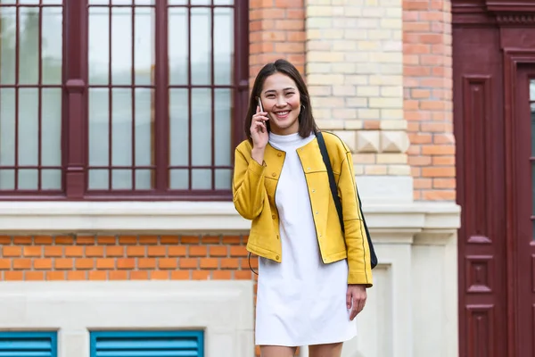 Asian Woman Walking Street Wearing Cute Trendy Outfit Talking Her — Stockfoto