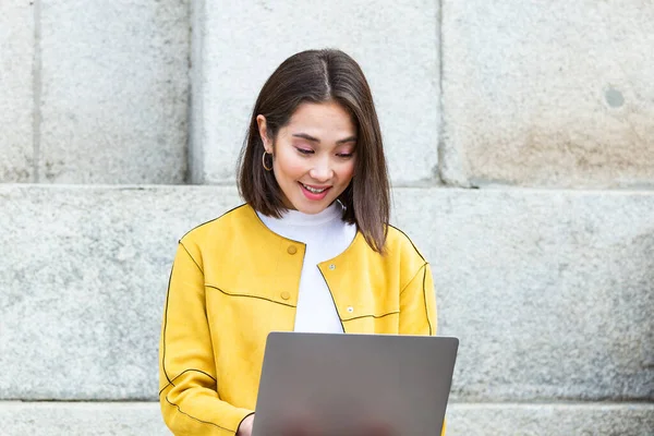 Beautiful Asian Woman Using Laptop Computer Smiling Asian Girl Sitting — Stok fotoğraf