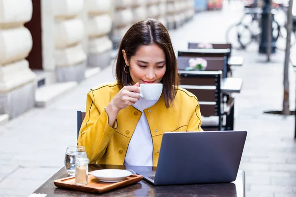 Joven Mujer Negocios Asiática Sentada Mesa Tomando Notas Cuaderno Mesa —  Fotos de Stock