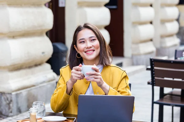 Young Asian Woman Sitting Coffee Shop Wooden Table Drinking Coffee — Stok fotoğraf