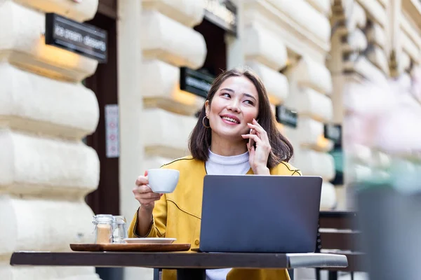 Asian Woman Working Laptop Cafe Young Woman Working Laptop Beautiful — Stok fotoğraf