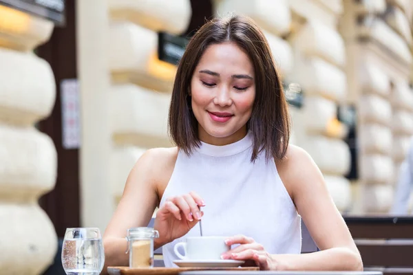 Bella Giovane Donna Asiatica Con Una Tazza Caffè Donna Gode — Foto Stock