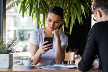 Mobil bağımlılık kavramı, arkadaşlar birbirini görmezden geliyor, akıllı telefonları kullanıyor kahve dükkanında dinleniyor, yeni uygulamalara ya da sosyal ağlara takmış durumda, internet haberlerinde kaybolan telefon bağımlıları...