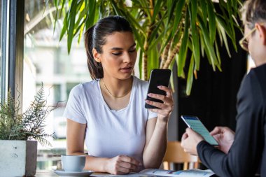 Mobil bağımlılık kavramı, arkadaşlar birbirini görmezden geliyor, akıllı telefonları kullanıyor kahve dükkanında dinleniyor, yeni uygulamalara ya da sosyal ağlara takmış durumda, internet haberlerinde kaybolan telefon bağımlıları...