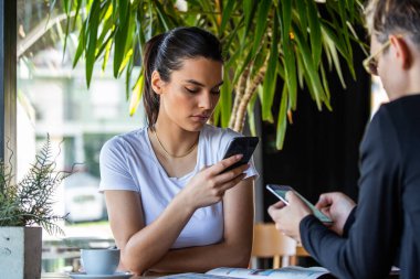 Mobil bağımlılık kavramı, arkadaşlar birbirini görmezden geliyor, akıllı telefonları kullanıyor kahve dükkanında dinleniyor, yeni uygulamalara ya da sosyal ağlara takmış durumda, internet haberlerinde kaybolan telefon bağımlıları...