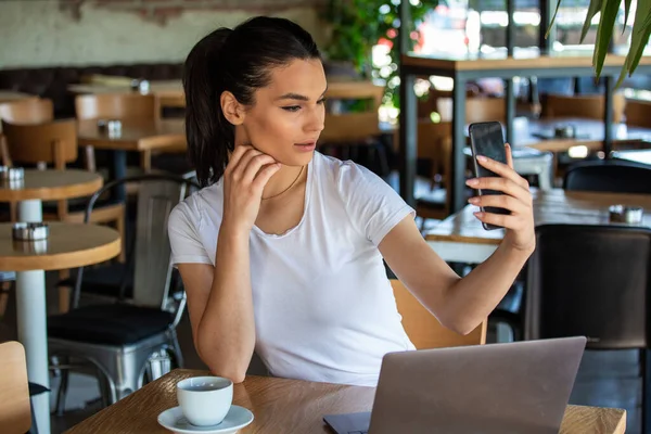 야외에서 노트북 컴퓨터와 앉아있는 전화와 Selfie를 소녀의 초상화 — 스톡 사진