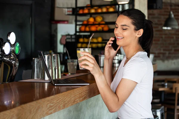 커피숍에서 한가롭게 매력적 바에서 핸드폰으로 대화하는 귀여운 미소를 매력적 — 스톡 사진