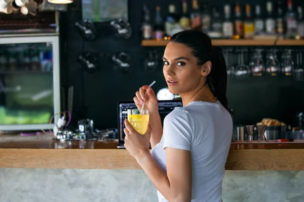 Portrait Beautiful Young Woman Enjoying Drink Pretty Girl Sipping Lemon — Foto Stock
