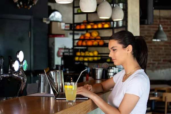 Portrait Beautiful Young Woman Enjoying Drink Pretty Girl Sipping Lemon — Foto Stock