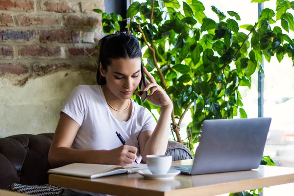 Young Woman Sitting Coffee Shop Wooden Table Drinking Coffee Using — Stock Photo, Image