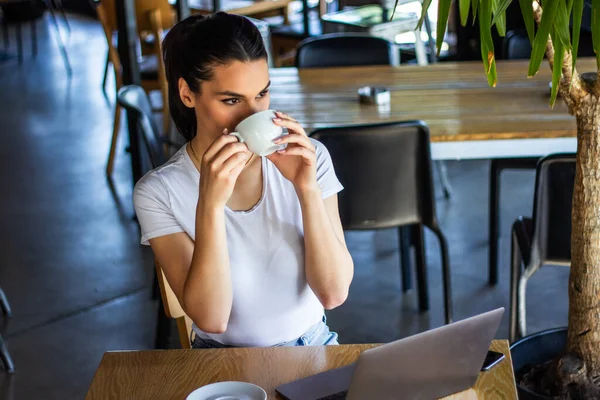 Smiling Woman Drinking Coffee Using Her Mobile Phone Satisfied Female — Stok fotoğraf