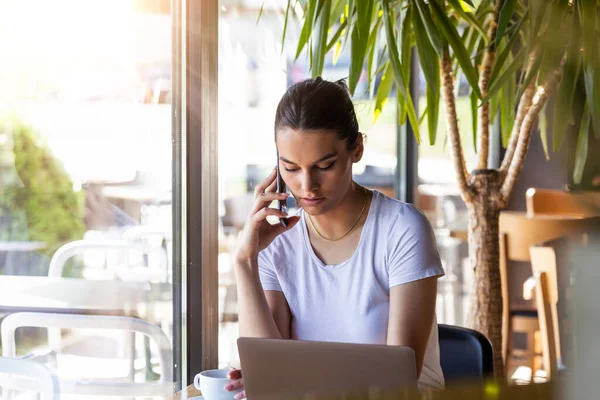 Young Business Woman Coffee Cup Laptop Talking Her Smart Mobile — Stock Photo, Image