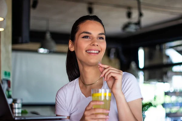 Portrait Beautiful Young Woman Enjoying Drink Pretty Girl Sipping Lemon — Stok fotoğraf