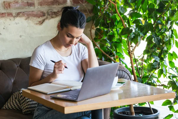 Beautiful Young Girl Working Coffee Shop Laptop Taking Notes Female — Stock Photo, Image
