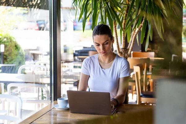 소녀가 카페에 카푸치노 커피를 마시고 있습니다 커피숍에서 노트북을 가지고 일하는 — 스톡 사진