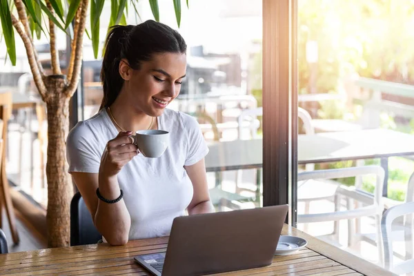 Young Beautiful Girl Sitting Table Cafe Window Drinking Cappuccino Coffee — Stok fotoğraf