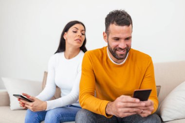 Cep telefonu, yabancılara kız ile erkek arkadaşı telefon bağımlılığı, güvensizlik sosyal medya bağımlılık rahatsız aldatan telefon mesaj atıp tutan takıntılı kocası ile savunarak kıskanç şüpheli deli eş