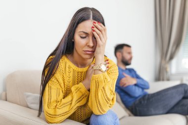Kavga eden çiftler aşkta hayal kırıklığına uğradılar. Boşanma kavramı. Oturma odasında birbirleriyle konuşmayan bir çift. Kanepede oturan genç çift kavgadan sonra sinirleniyor..