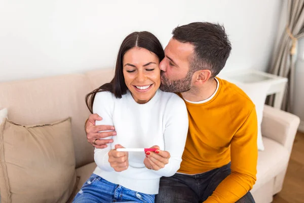 Young Couple Happy Because Positive Pregnancy Test Affectionate Couple Finding — Foto Stock