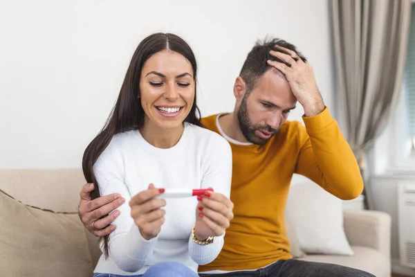 Nog Niet Klaar Bezorgde Man Controleert Een Zwangerschapstest Met Zijn — Stockfoto