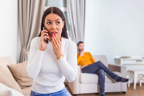 Woman Turned Her Back Man Talking Phone Her Lover Boyfriend — Φωτογραφία Αρχείου