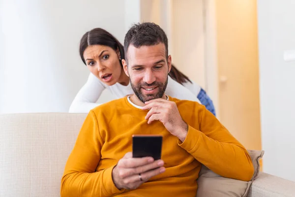 Fuskare Man Dating Nätet Med Smart Telefon Och Flickvän Spionerar — Stockfoto