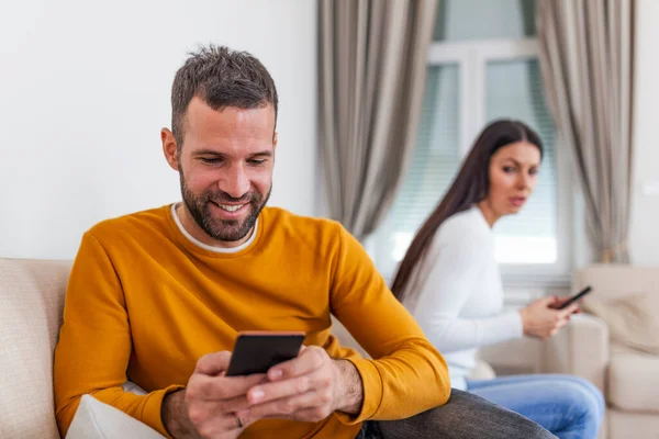 Jaloers Verdachte Gekke Vrouw Ruzie Met Geobsedeerd Echtgenoot Telefoon Sms — Stockfoto