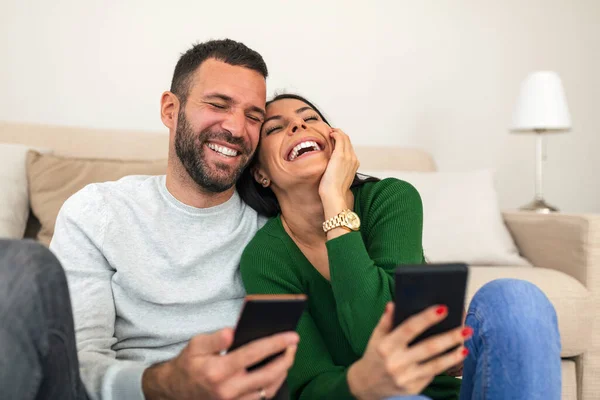 남녀들이 스마트폰 화면을 부부들이 비디오를 네트워크 상에서 수다를 메시지로 소식을 — 스톡 사진