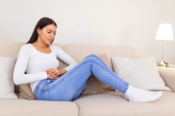 Woman Lying Sofa Looking Sick Living Room Beautiful Young Woman — Fotografia de Stock