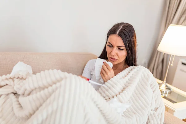 Enfermedad Concepto Problema Virus Estacional Mujer Enferma Teniendo Gripe Acostada — Foto de Stock