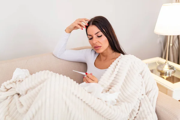躺在毯子下头疼的生病妇女 有季节性感染 过敏的生病妇女躺在床上 躺在床上 高烧和流感缠身 躺在床上休息的生病妇女 — 图库照片