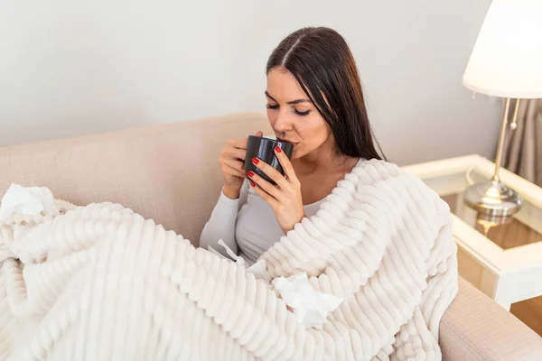 Frío Gripe Retrato Una Mujer Enferma Atrapada Fría Sintiéndose Enferma — Foto de Stock